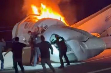 IMA MRTVIH I POVREĐENIH! Srušio se avion na auto-put - LETELICA U PLAMENU! (FOTO, VIDEO)