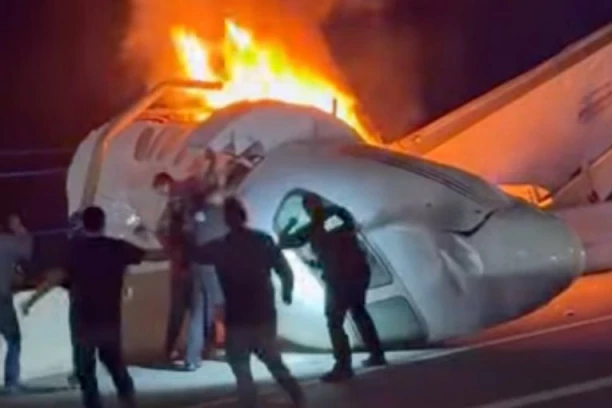 IMA MRTVIH I POVREĐENIH! Srušio se avion na auto-put - LETELICA U PLAMENU! (FOTO, VIDEO)