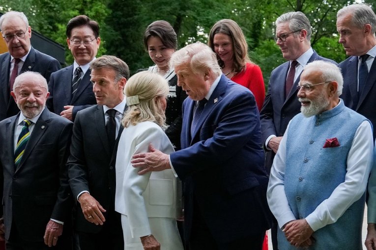ЧТО ДЕЛАЮТ СУПРУГА МАКРОНА И ДОНАЛЬД ТРАМП?! Брижит и президент США СНОВА привлекли все ВНИМАНИЕ на саммите G7, раскрыто, что ПРОИЗОШЛО (ФОТО, ВИДЕО)