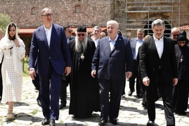 POSETA OVOM MESTU OSTAĆE JEDNA OD NAJLEPŠIH USPOMENA IZ PRIJATELJSKE GRUZIJE" Predsednik Vučić sa suprugom posetio manastir Svetog Đorđa i manastirski kompleks