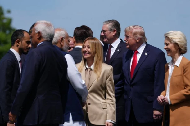 ŠTA SE DEŠAVALO IZA KULISA SAMITA G7? Tramp hteo da "ukrade" Makronov sat, Meloni se hvalila (FOTO, VIDEO)