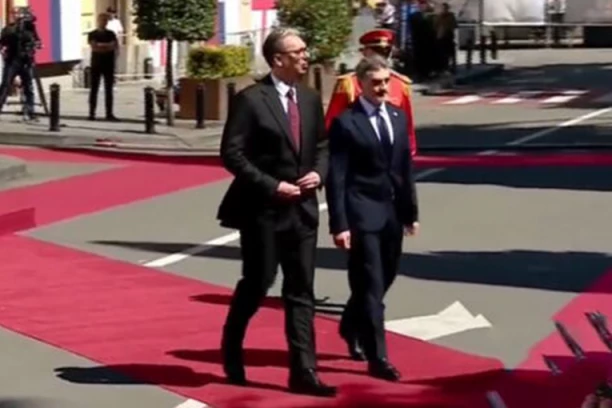 IZUZETNA ČAST ZA PREDSEDNIKA SRBIJE: Vučića na aerodromu lično ispratio predsednik Gruzije Kavelašvili