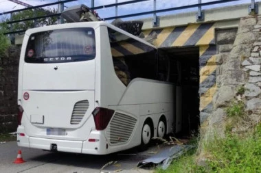 HOROR KOD RIBNIKA! Autobus pun putnika zaglavio se ispod nadvožnjaka - LJUDI ZAROBLJENI, IZNAD PRUGA! (FOTO)
