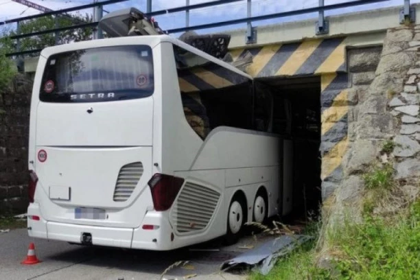 HOROR KOD RIBNIKA! Autobus pun putnika zaglavio se ispod nadvožnjaka - LJUDI ZAROBLJENI, IZNAD PRUGA! (FOTO)