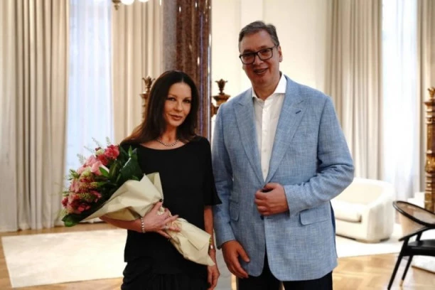 DOČEKAO JE SA BUKETOM CVEĆA! Vučić ugostio čuvenu Ketrin Zitu Džouns - "AKO SE PO JUTRU DAN POZNAJE..."! (VIDEO)