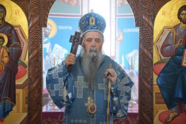 “NAŠA DECA MORAJU DA UČE ISTINITU ISTORIJU SVETOSAVLJA, A NE NEKU IZMIŠLJENU”: Mitropolit Fotije pozvao na čuvanje vere, predaka i porodičnih imanja