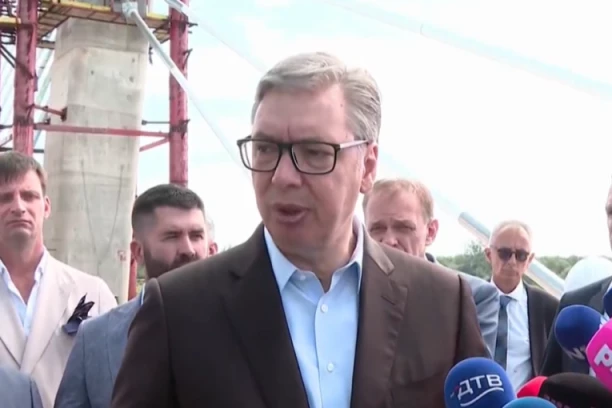 ZA DVE I PO GODINE ZAVRŠAVAMO CEO FRUŠKOGORSKI KORIDOR! Vučić obilazi radove na mostu preko Dunava kod Petrovaradina: Moralo je makar za godinu brže! (FOTO)