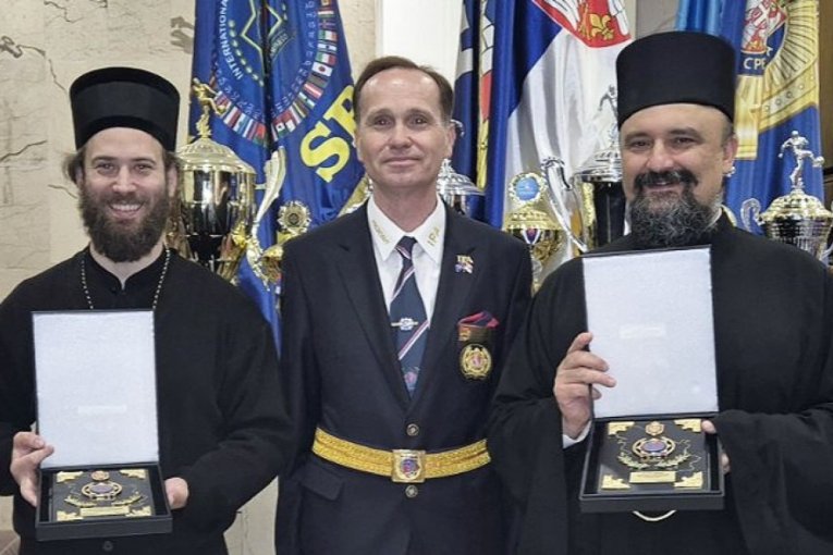 POLICIJSKA ASOCIJACIJA DODELILA PRIZNANJE EPISKOPU PETRU I UPRAVI HRAMA SVETOG SAVE: Zlatne plakete za jačanje duhovnih veza Crkve i policijskih službi