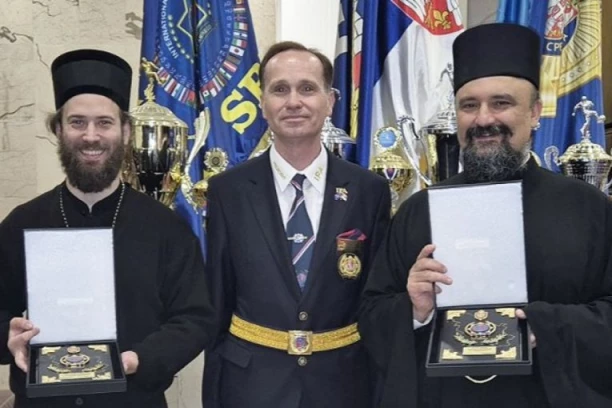 POLICIJSKA ASOCIJACIJA DODELILA PRIZNANJE EPISKOPU PETRU I UPRAVI HRAMA SVETOG SAVE: Zlatne plakete za jačanje duhovnih veza Crkve i policijskih službi