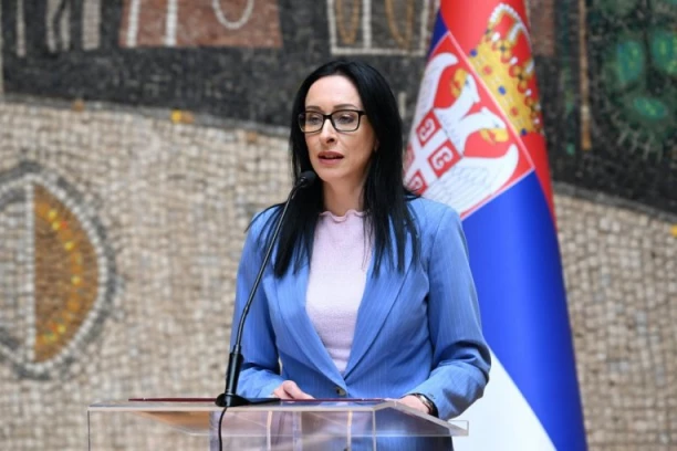 MINISTARKA ZAGRМELA U SKUPŠTINI: Dok vi napadate Vučića i članove Vlade, mi obilazimo Srbiju i pomažemo porodicama
