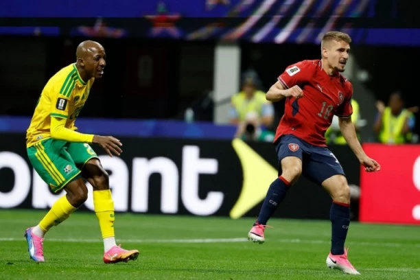 NI ČEŠKA, NI JUŽNA AFRIKA NEĆE KUĆI! Najmalerozniji fudbaler na svetu bio ubeđen da poslao svoje u drugu fazu, a onda... (VIDEO)
