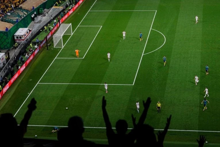 NAVIJALI ZA "POGREŠNU" REPREZENTACIJU! Nestvarna scena na Mundijalu, ovi navijači su uradili nešto neviđeno! (VIDEO)