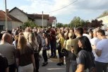 OVO SE NE SME ZATAŠKATI I ZABORAVITI! Učenik pretrpeo neviđeno nasilje, OGROMAN BROJ MEŠTANA NA PROTESTU ISPRED ŠKOLE (FOTO)
