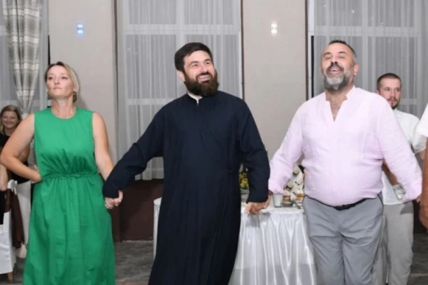 DA LI SVEŠTENIK ČINI GREH AKO ZAPEVA ILI ZAIGRA KOLO: Pravoslavna Crkva ima vrlo jasan odgovor na ovo pitanje (VIDEO)