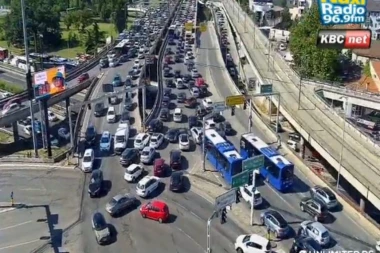 BEOGRAD PARALISAN! Ljudi napuštaju autobuse i nastavljaju peške: Autokomanda potpuno blokirana