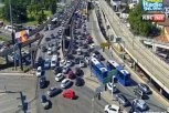 BEOGRAD PARALISAN! Ljudi napuštaju autobuse i nastavljaju peške: Autokomanda potpuno blokirana
