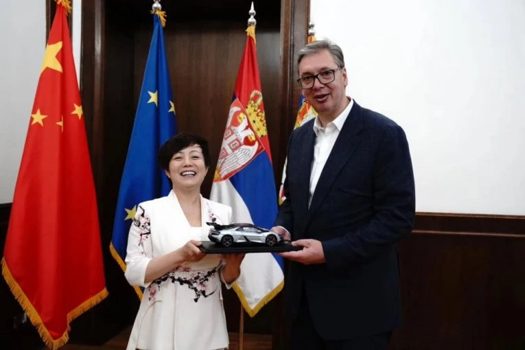 IDE BRZINOM, VEROVALI ILI NE, 496KM NA SAT! Vučić oduševljen poklonom koji je dobio od šefice BYD, pa pozvao kineskog giganta na Ekspo (FOTO)