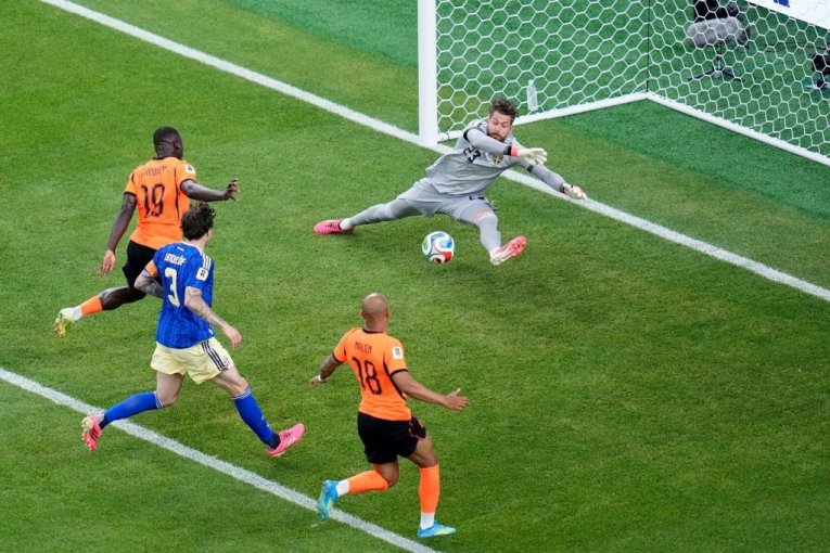 HOLANDIJA - ŠVEDSKA: Gol za golom! Nestvaran početak utakmice!