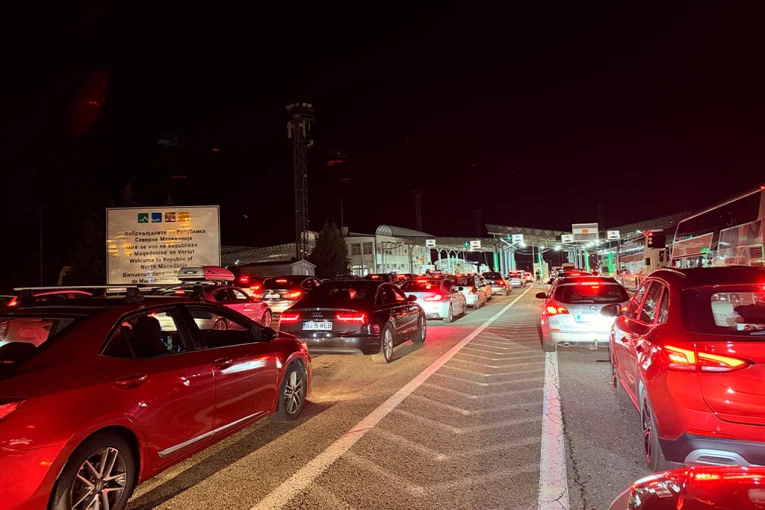 GUŽVA U SEVERNOJ MAKEDONIJI, NA GRANICI SA SRBIJOM! Novi sistem više ne prašta vozačima, 100 ljudi u redu čeka da plati KAZNU! (VIDEO)