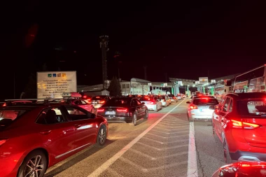 GUŽVA U SEVERNOJ MAKEDONIJI, NA GRANICI SA SRBIJOM! Novi sistem više ne prašta vozačima, 100 ljudi u redu čeka da plati KAZNU! (VIDEO)