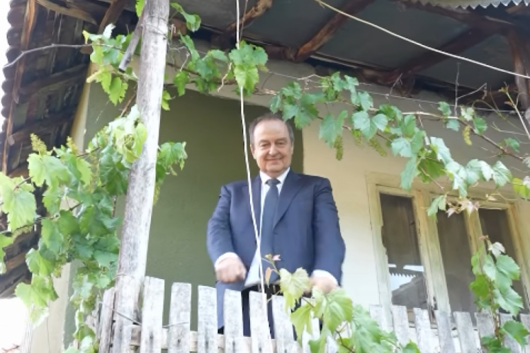 "ODAVDE JE SVE POČELO!" Ministar Dačić posetio rodnu kuću svoga oca i dede - TO JE MOJA POSTOJBINA! (FOTO, VIDEO)