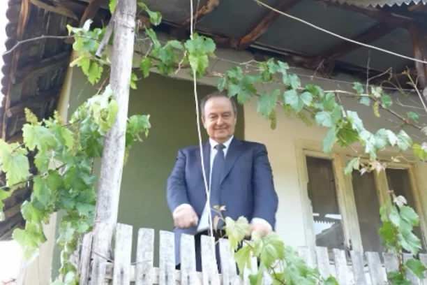 "ODAVDE JE SVE POČELO!" Ministar Dačić posetio rodnu kuću svoga oca i dede - TO JE MOJA POSTOJBINA! (FOTO, VIDEO)