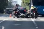 BLOKADER IZVODIO TRIKOVE NA MOTORU, PA GA UDARIO AUTO! Haos u Novom Sadu: PROŠAO NA CRVENO, PA ZAVRŠIO NA ASFALTU! (VIDEO)