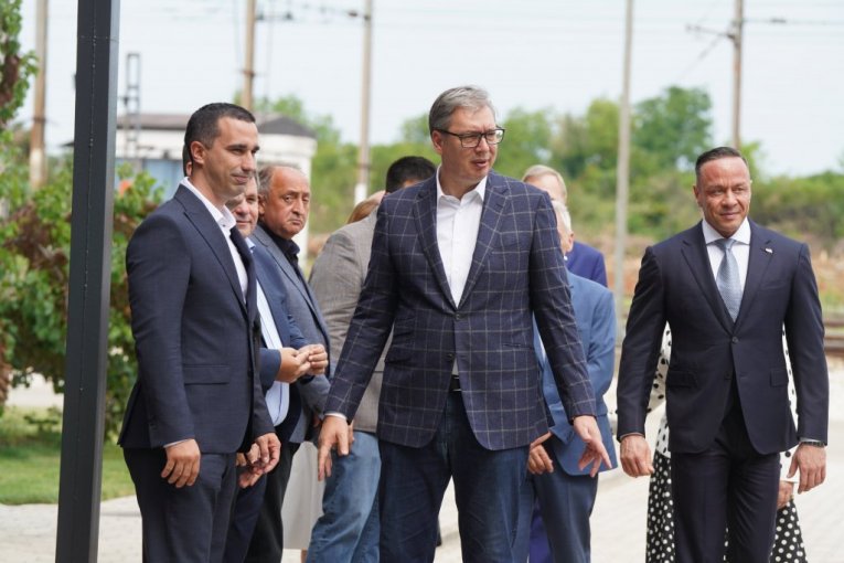 VUČIĆ OBILAZI NOVI DISPEČERSKI CENTAR! Predsednik stigao u Makiš!