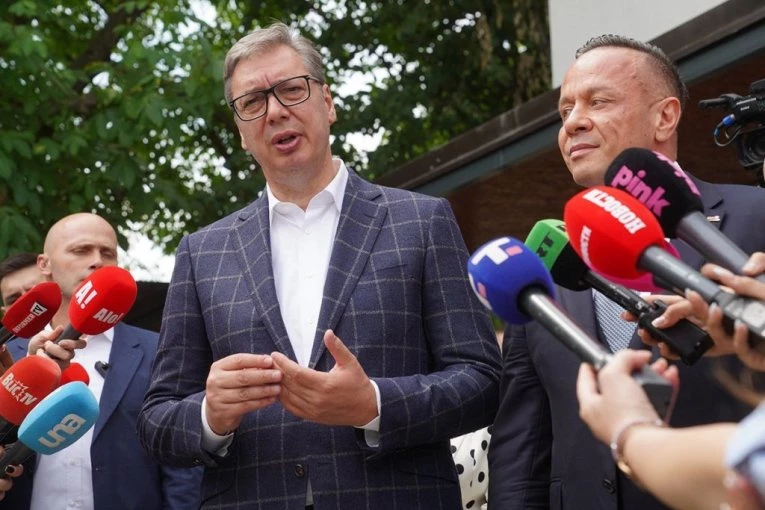 "NEĆU TUŽITI NIKOGA, VAŽNO JE DA LJUDI SAZNAJU ISTINU": Vučić reagovao na napade blokadera da je "PUCAO U LEĐA SVOM NARODU"