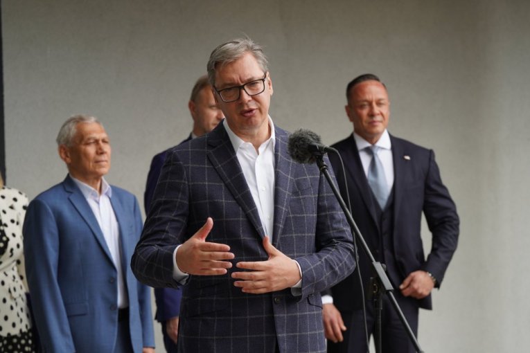 POLA VEKA NIKO U NJU NIJE ULOŽIO NI DINARA, OGRADA SAMO ŠTO NE PADNE": Evo kako izgleda pruga o kojoj je Vučić danas pričao (VIDEO)