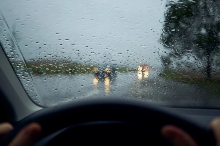 NEVREME RAZORILO OVAJ DEO SRBIJE! Prst pred okom se ne vidi, saobraćaj totalno paralisan! (VIDEO)