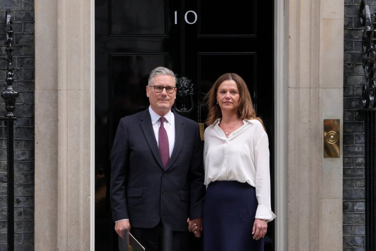 KIR STARMER PODNEO OSTAVKU! Potres na ostrvu: Britanija ostala bez premijera (FOTO, VIDEO)