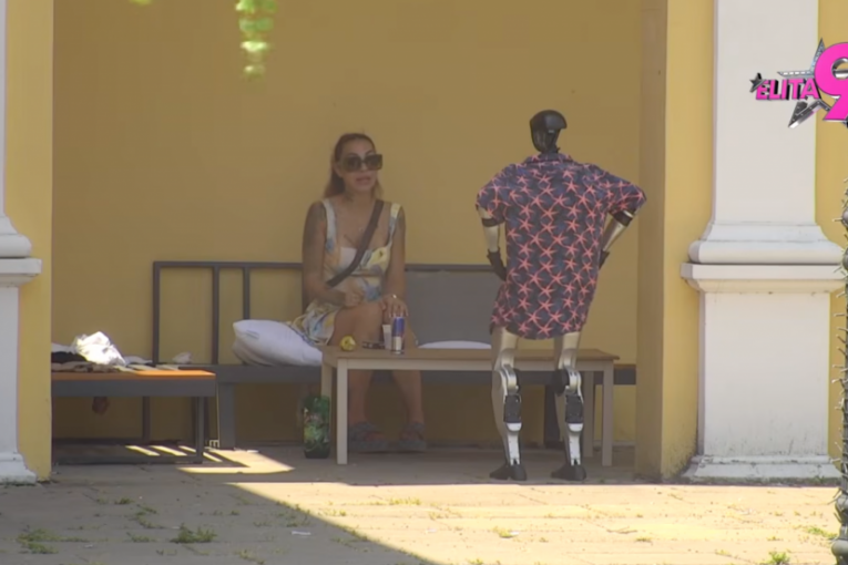 Aneli Ahmić i Robot Toša
