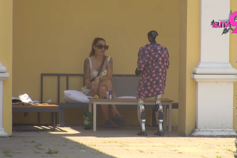 Aneli Ahmić i Robot Toša
