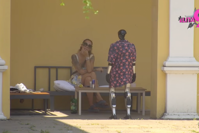 Aneli Ahmić i Robot Toša