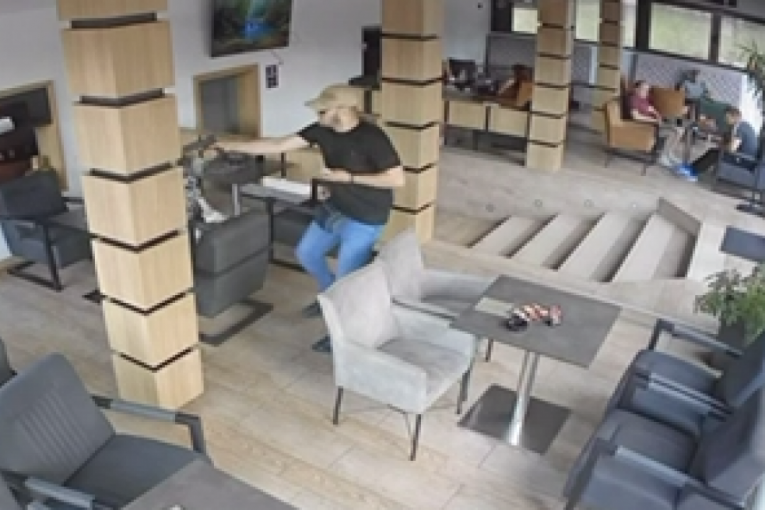 AKO GA VIDITE, ODMAH POZOVITE POLICIJU! Ovo je muškarac koji je ubio Darka Veskovića u kafiću u Kumodražu - SPAO MU KAČKET DOK JE BEŽAO! (FOTO, VIDEO)