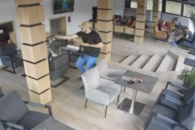 AKO GA VIDITE, ODMAH POZOVITE POLICIJU! Ovo je muškarac koji je ubio Darka Veskovića u kafiću u Kumodražu - SPAO MU KAČKET DOK JE BEŽAO! (FOTO, VIDEO)