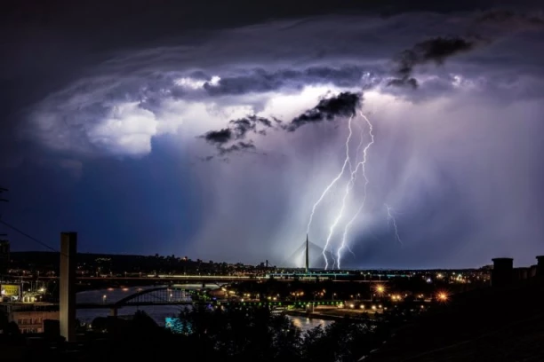 JAKA OLUJA KOSI SRBIJU! Tuče grad, vetar nosi sve pred sobom - SLEDEĆI NA UDARU BEOGRAD, RHMZ IZDAO HITNO UPOZORENJE! (FOTO, VIDEO)