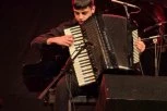 "VIDIMO SE U SUBOTU NA PLATOU ISPRED SKUPŠTINE": Oglasio se mladi Vuk Đokić, harmonikaš koji će na SNS skupu svirati robotima Moravac (VIDEO)