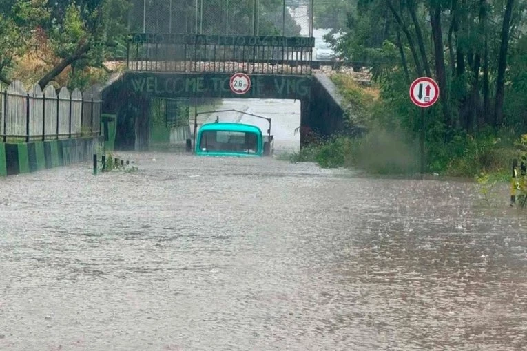 APOKALIPTIČNE SCENE U KRALJEVU! Nebo se otvorilo, voda progutala ulice i vozila (FOTO, VIDEO)