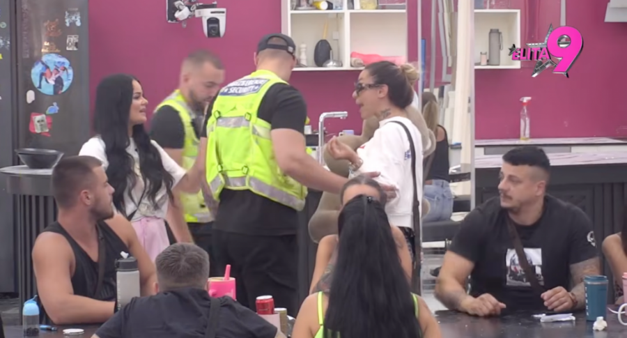 OBEZBEĐENJE ULETELO U "ELITU 9" PEVAČICA UNAKAZILA ANELI AHMIĆ: Jezive scene ugledale svetlost dana! (VIDEO)