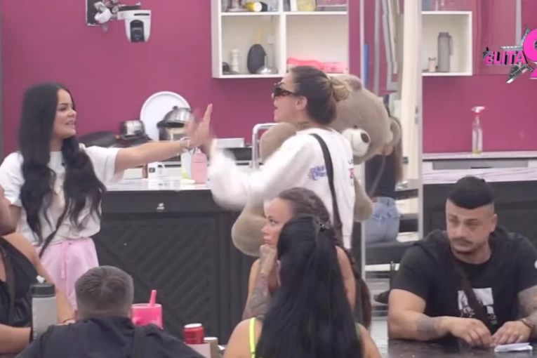 OBEZBEĐENJE ULETELO U "ELITU 9" PEVAČICA UNAKAZILA ANELI AHMIĆ: Jezive scene ugledale svetlost dana! (VIDEO)