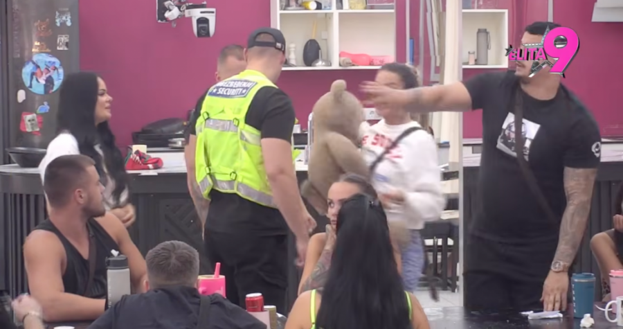 OBEZBEĐENJE ULETELO U "ELITU 9" PEVAČICA UNAKAZILA ANELI AHMIĆ: Jezive scene ugledale svetlost dana! (VIDEO)