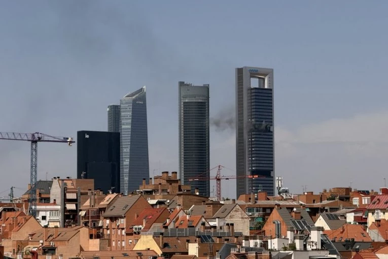 EKSPLOZIJA U ČUVENOM TORNJU! Naređena hitna evakuacija u prestonici, OPŠTA PANIKA I BEŽANIJA (VIDEO)