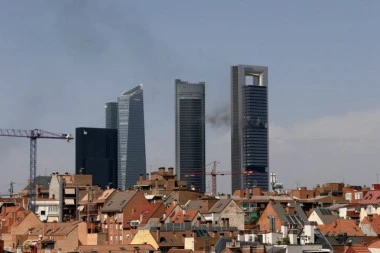 EKSPLOZIJA U ČUVENOM TORNJU! Naređena hitna evakuacija u prestonici, OPŠTA PANIKA I BEŽANIJA (VIDEO)