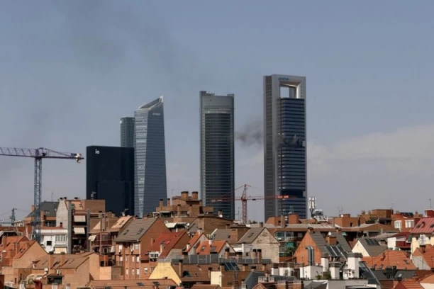 EKSPLOZIJA U ČUVENOM TORNJU! Naređena hitna evakuacija u prestonici, OPŠTA PANIKA I BEŽANIJA (VIDEO)