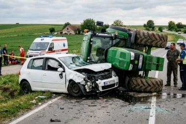 TEŠKA NESREĆA KOD ŽITORAĐE! Sudarili se automobil i traktor, izvlače muškarca koji je ostao ispod vozila