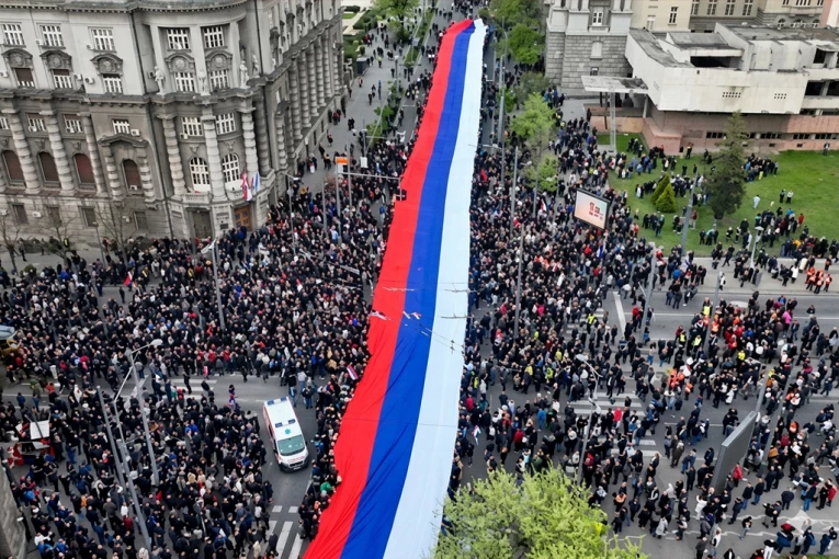 "RADILI SMO ZA SRBIJU, UMOR NISMO OSEĆALI!" Žena koja je šila najveću trobojku ikad: Bila nam je čast, zadovoljstvo i privilegija