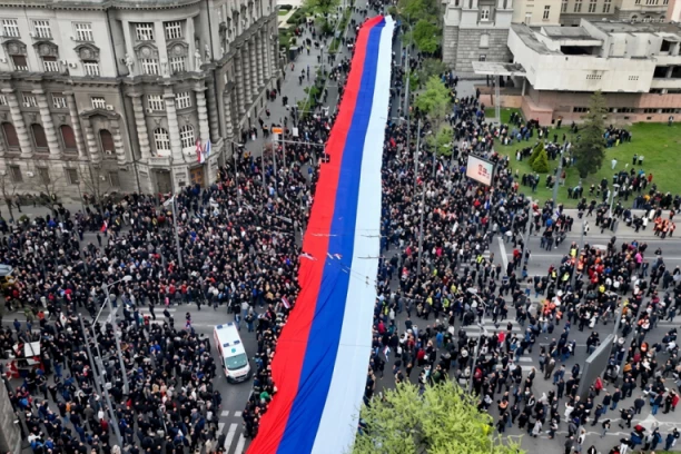 "RADILI SMO ZA SRBIJU, UMOR NISMO OSEĆALI!" Žena koja je šila najveću trobojku ikad: Bila nam je čast, zadovoljstvo i privilegija