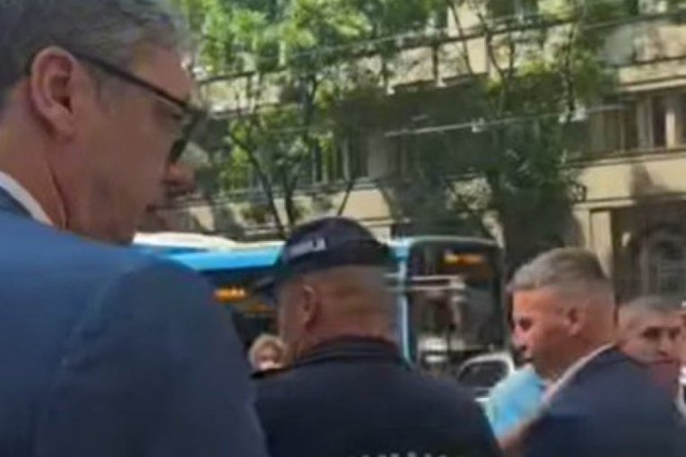 Vučić na protestu ispred Predsedništva